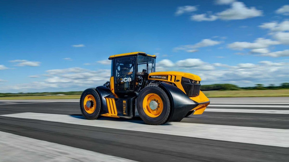 Nejrychlejší traktor světa jede víc než vaše Fabia